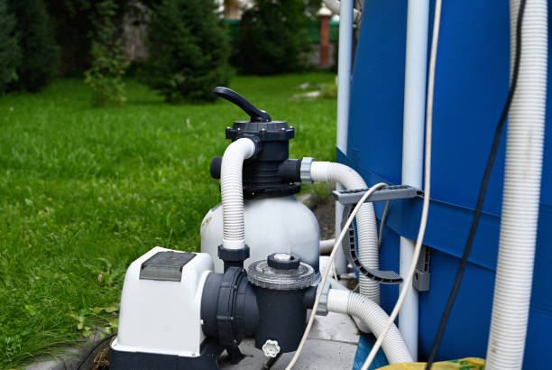 Filter tank and pump connected to an above-ground swimming pool